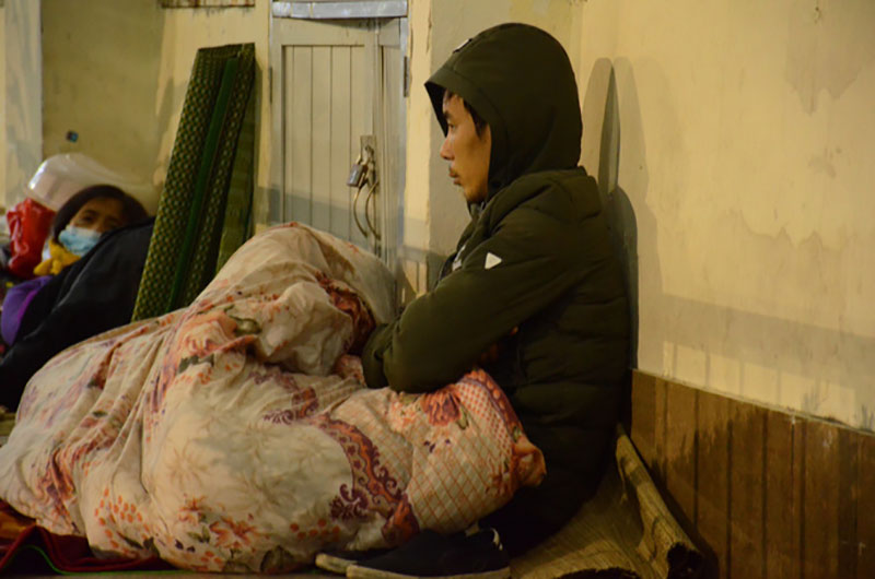 Hà Nội: Nhiệt độ về đêm chỉ còn 9, 10 độ C, nhiều người nhà bệnh nhân vạ vật tránh rét ở hành lang bệnh viện